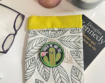 Pochette pour livre en tissu, pochette avec patch brodée, house pour livres motif feuilles et cactus, housse personnalisée