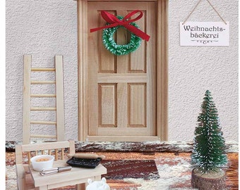 13 tlg. Deko Set Weihnachtsbäckerei Feen Elfentüre Wichteltüre Set Miniaturen Puppenhaus Tür Tisch Bank Backblech Mehlsack Baum Fussmatte