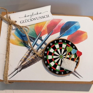 Könnte beinhalten: Rustikales Holzschild mit dem Text "Welcome to our home" in handschriftlichem Stil. Das Schild hat eine Used-Optik und ein schlichtes, einladendes Design, ideal für die Eingangsbereichsdekoration.