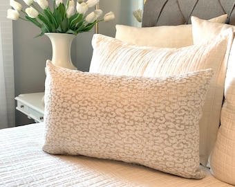 Funda de almohada con estampado de leopardo en tonos dorados y crema