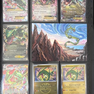 Peut inclure: Une collection de huit cartes à collectionner Rayquaza et une carte d'illustration rectangulaire présentées dans une page de classeur en plastique. Les cartes présentent divers créatures dragons vertes, du texte et des statistiques de jeu, tandis que l'illustration centrale représente une créature serpentine verte volant au-dessus d'un paysage rocheux.