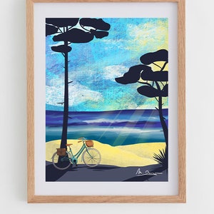 Peut inclure: Un vélo bleu avec un panier sur le guidon est garé sur une plage de sable avec une mer bleue et un ciel bleu vif avec des nuages blancs. Deux arbres sombres en silhouette se trouvent à l'arrière-plan.