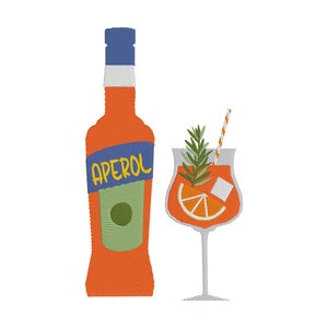 Puede incluir: Diseño bordado que presenta una botella de Aperol naranja con una etiqueta azul y la palabra "APEROL" en amarillo. Junto a ella, una copa de cóctel con una rodaja de naranja, cubitos de hielo, una ramita de romero y una pajita a rayas.