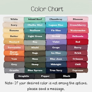 K&ouml;nnte beinhalten: Eine Farbkarte zeigt eine Vielzahl von Stofffarben, darunter Wei&szlig;, Elfenbein und Schwarz, mit Namen wie "Island Reef", "Chambray" und "Blossom". Der Text "Color Chart" steht oben, und ein Hinweis unten besagt, dass man sich melden soll, wenn die gew&uuml;nschte Farbe nicht aufgef&uuml;hrt ist.
