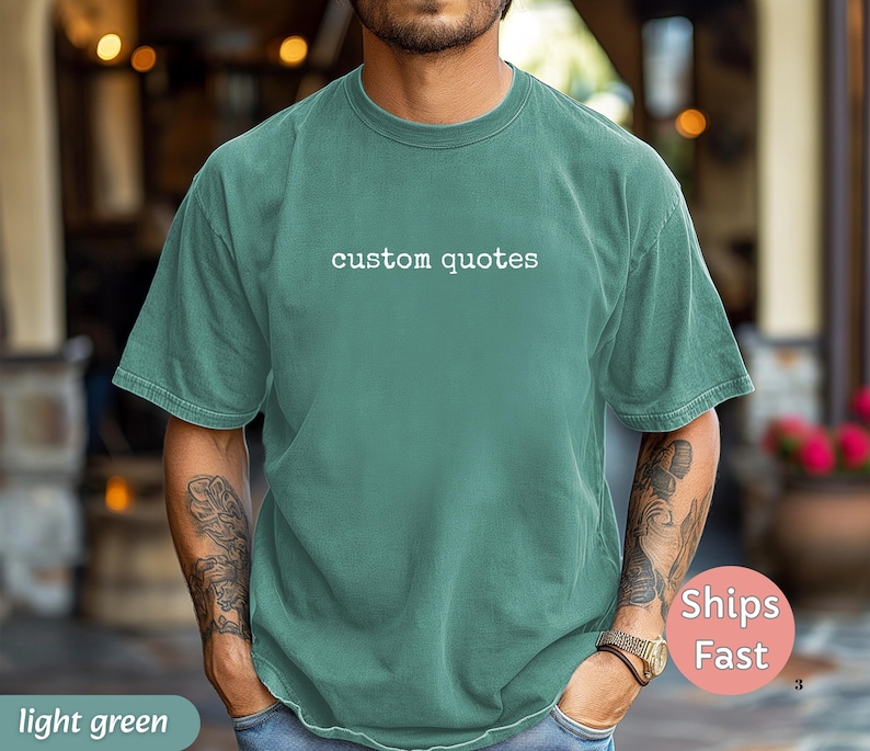 K&ouml;nnte beinhalten: Hellgr&uuml;nes T-Shirt mit dem wei&szlig;en Text "custom quotes". Das Shirt ist einfarbig und hat eine lockere Passform. Die &Auml;rmel sind kurz und der Ausschnitt ist rund. Das Shirt ist aus einem weichen Material.