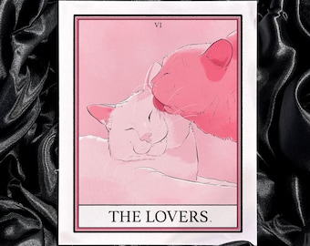 Puede incluir: Una impresión rectangular con un diseño de carta de tarot en tonos rosas titulada The Lovers. La ilustración muestra dos gatos, uno rosa claro y otro rosa oscuro, con el gato de la derecha acicalando al otro. La carta incluye el número romano VI.