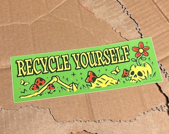 Può includere: Un adesivo rettangolare con sfondo verde brillante che presenta il testo RECYCLE YOURSELF in lettere gialle in grassetto. Il design include un teschio giallo con un fiore rosso, piccoli funghi rossi e farfalle gialle su un prato.