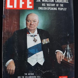 Könnte beinhalten: Titelseite des LIFE-Magazins mit Sir Winston Churchill. Das Cover hat einen roten Rand mit dem Wort "LIFE" in weißen Buchstaben. Der Text enthält "Sir Winston Churchill" und "19. März 1956".