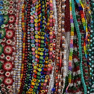 Collane semplici per donne (collana con margherite e farfalle) e uomini - Chaquira messicana Huichol