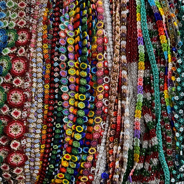 Collares Sencillos para Mujer (Gargantilla de Margaritas y Mariposas) y Hombres - Chaquira Huichol Mexicana