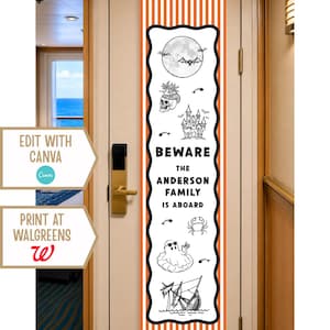 Pode incluir: Um banner de porta retangular vertical com listras verticais laranja e brancas. O centro apresenta um painel branco com ilustrações pretas de uma lua, morcegos, uma caveira, uma casa assombrada, um caranguejo, um fantasma em uma boia e um navio. O texto diz: BEWARE THE ANDERSON FAMILY IS ABOARD.