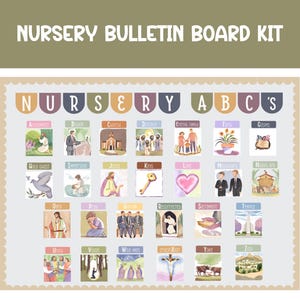 Può includere: Un kit di bacheca colorato per una classe di scuola materna. Il kit comprende un grande cartellone alfabetico con illustrazioni e parole per ogni lettera. Le lettere sono in un arcobaleno di colori e le illustrazioni sono luminose e allegre.