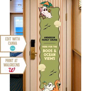 Pode incluir: Uma faixa vertical para porta com fundo listrado e painel central verde-oliva. Exibe dois fantasmas, um em uma cadeira de praia e outro em uma boia de flamingo, com conchas e pássaros. O texto diz: ANDERSON FAMILY CRUISE HERE FOR THE BOOS & OCEAN VIEWS.