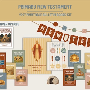 Puede incluir: Un kit de tablón de anuncios imprimible titulado Primary New Testament 2027 que incluye varios carteles religiosos, una pancarta con el texto NEW TESTAMENT y un gráfico de una tumba de piedra. Los carteles representan escenas bíblicas.
