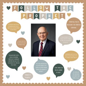 Könnte beinhalten: Ein gerahmter Druck mit dem Text "FOLLOW THE PROPHET" in einem Bannerdesign. Das Bild zeigt ein Porträt eines Mannes in Anzug und Krawatte, umgeben von inspirierenden Zitaten in Sprechblasen. Die Farbpalette umfasst Beige, Braun und Grün.