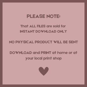 K&ouml;nnte beinhalten: Eine wei&szlig;e Keramik-Tasse mit schwarzem Henkel und dem Text "But first, coffee" in schwarzer, handschriftlicher Schrift. Die Tasse steht auf einer wei&szlig;en Oberfl&auml;che.