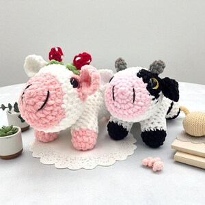 Crochet Kuh Plüschtier - handgemachtes Kuscheltier - Bauernhof Tier Plüschtier - Süßes Geschenk für Kinder - Versandfertig - Erdbeer-Kuh