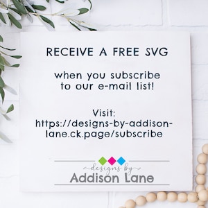 Puede incluir: Un cartel blanco con texto negro que dice "RECEIVE A FREE SVG when you subscribe to our e-mail list! Visit: https://designs-by-addison-lane.ck.page/subscribe designs by Addison Lane".