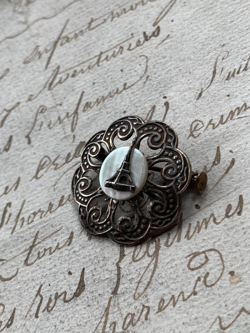 Français Vintage en Forme de Fleur Orante Eiffel Tour Argentée Broche Bronze sur Florale Nacre Souve