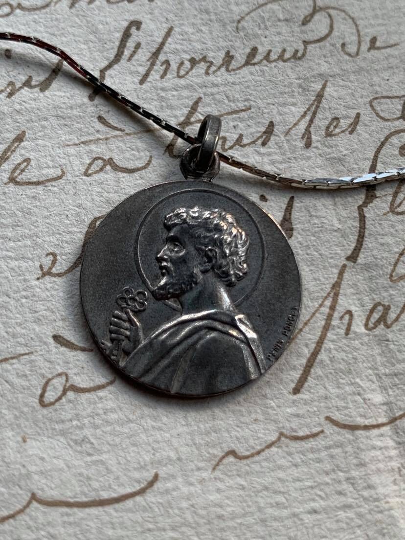 Français Antique Médaille Religieuse Collier Pendentif Saint Pierre Médaille Signée Or Blanc Plaqué