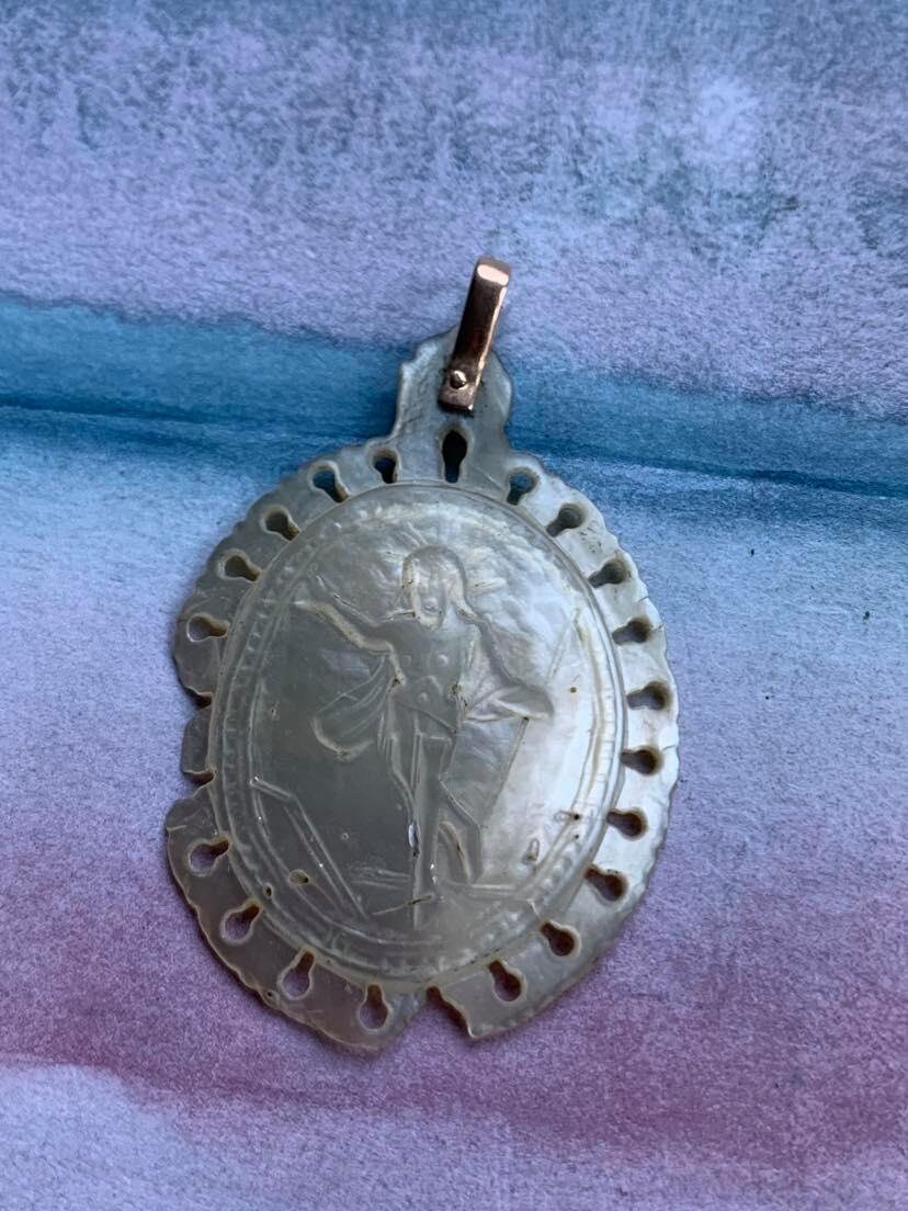Français Antique Art Nouveau Sculpté à La Main Nacre Grande Médaille d'ange 18K Balle d'or Massif Re