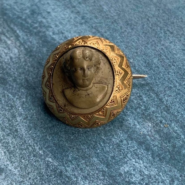 Incroyable broche ancienne française du XIXe siècle, jaune 18 carats, solide sculptée à la main camée du XIXe siècle, sculpture miniature en pierre de lave sculptée