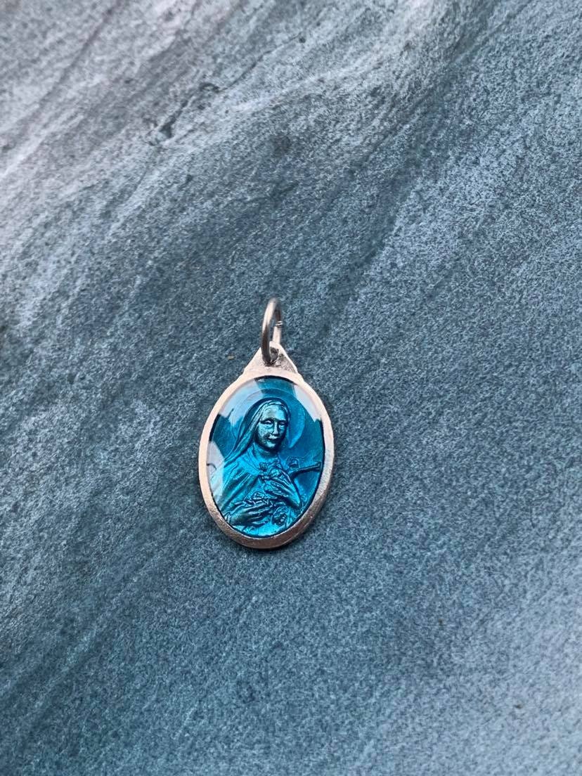 Une Médaille Bleue Vintage Français Religieuse Bleu Émail Argenté Medaille Rose E-Mails St Therese P