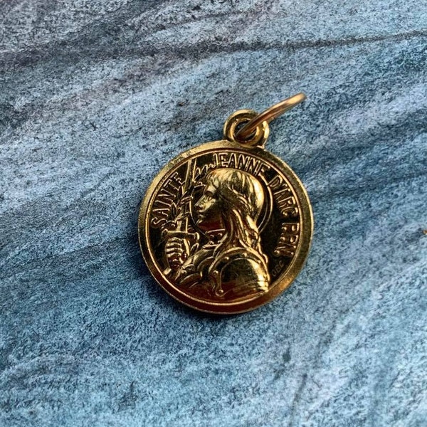 Un français vintage doré bronze médaille Jeanne d'arc blason Lilly fleur broche épée symbole militaire médaille cheval couronne France