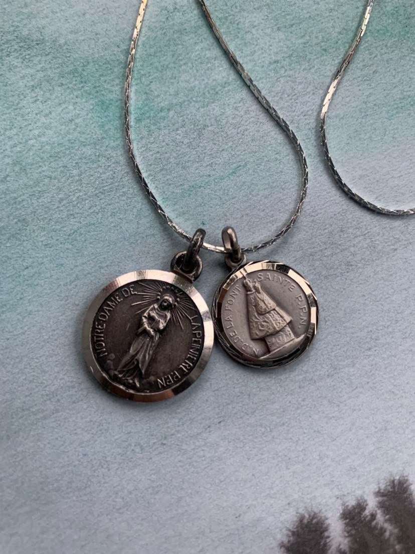 Français Ensemble Vintage de Deux Pendentifs en Médaille Religieuse Collier Bronze Massif Notre-Dame