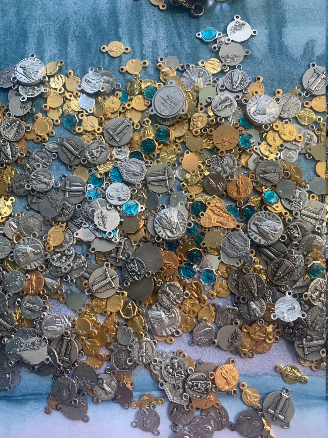 Grand Lot 200Pcs Vintage Français Médaille Religieuse Argent et Or Rosaire Coeur Bleu Émail Connecte