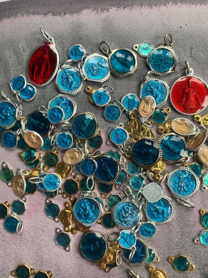 Lot 30Pcs Vintage Français Médaille Religieuse Argent et Or Ton Chapelet Coeur Rouge Rose Bleu Émail