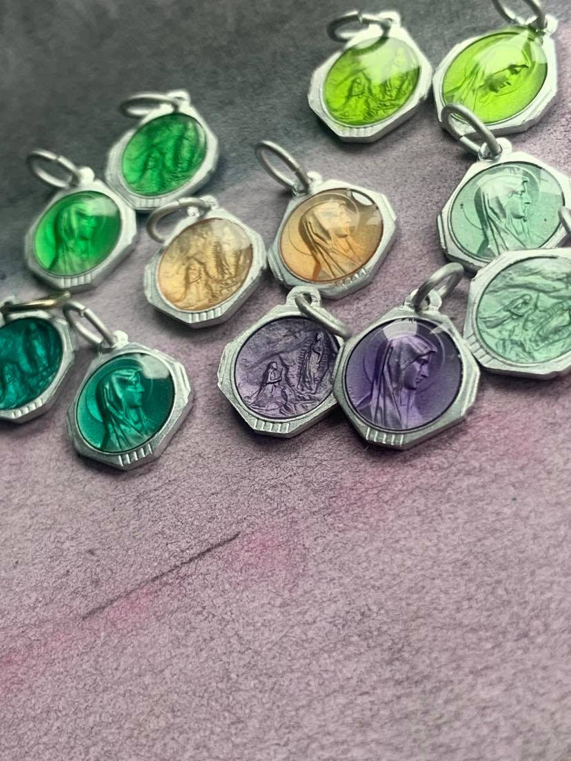 Lot 12Pcs Vintage Français Médaille Religieuse Bleu Émail Argent Ton Vert Violet Rose Medaille Email