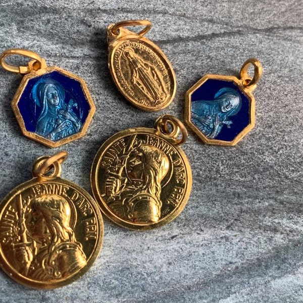 Lot 5pcs français vintage or bronze Médaille religieuse Jeanne d'arc Bleu émail Sainte Thérèse Vierge Marie Lilly fleur broche Épée militaire France