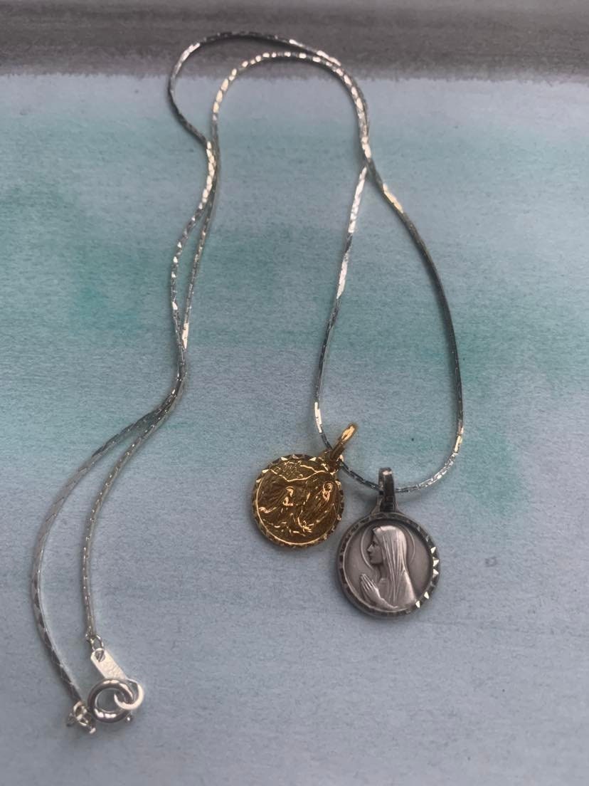 Français Ensemble Vintage de Deux Pendentifs en Médaille Religieuse Collier Bronze Massif Notre-Dame