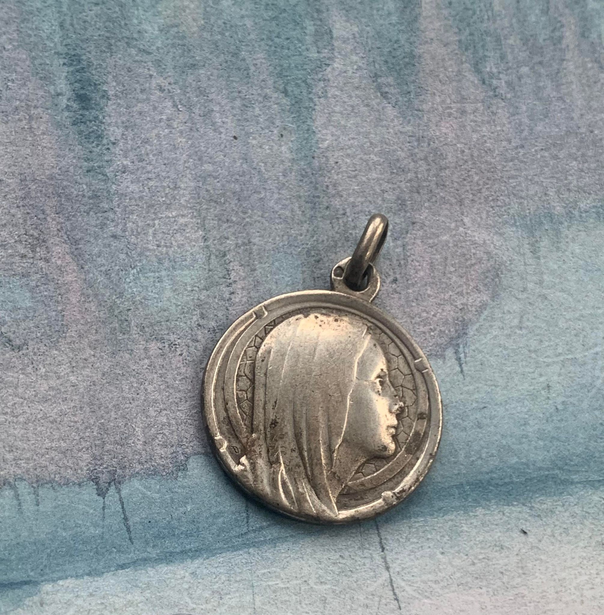 Français Antique Vintage Grande Médaille Gravée Vierge Marie Souvenir Notre-Dame de Lourdes 1958 d'a