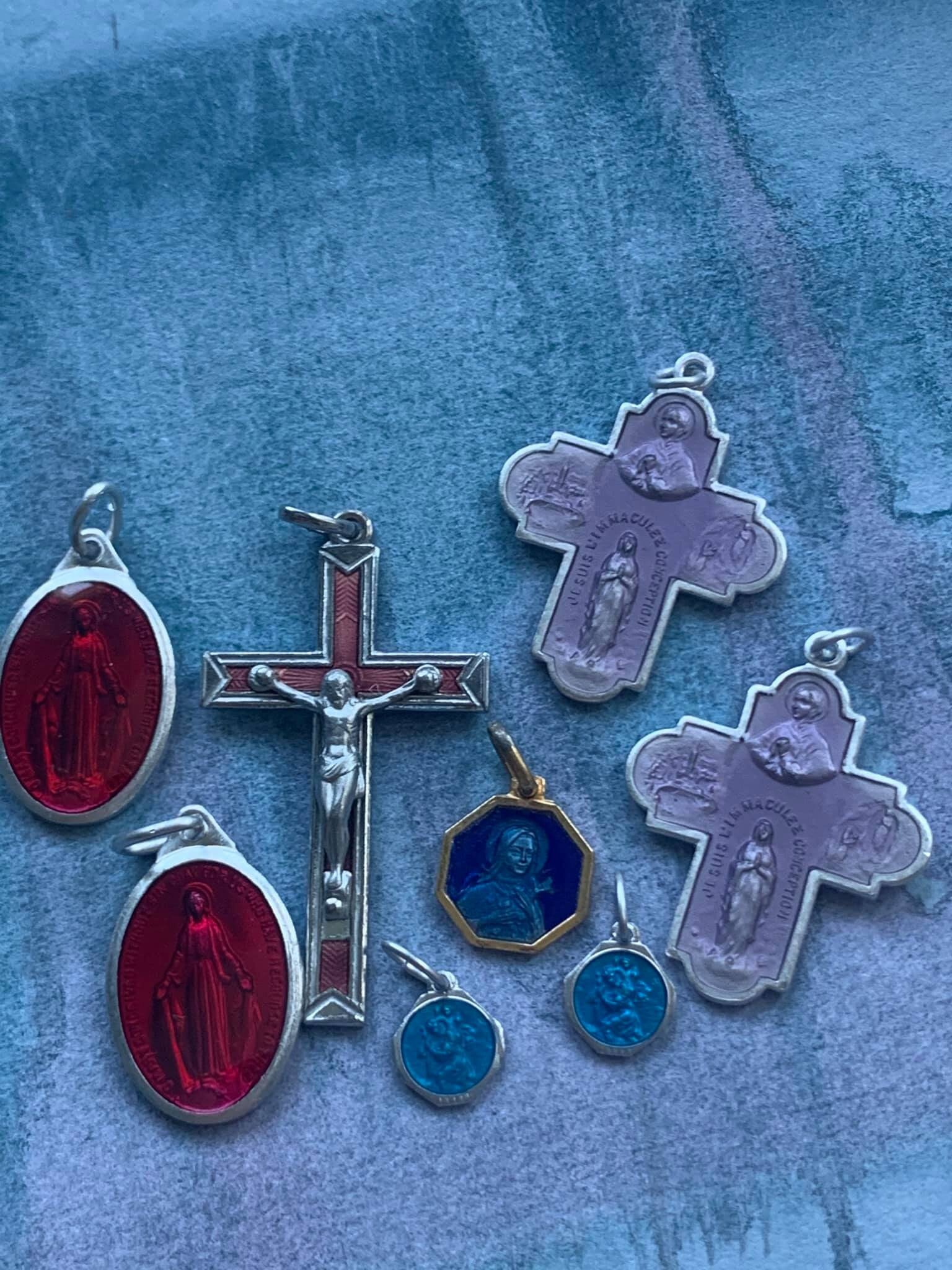 Lot 8Pcs Vintage Français Médaille Religieuse Bleu Rouge Émail Argent et Or Ton Coeur Croisé Pendent