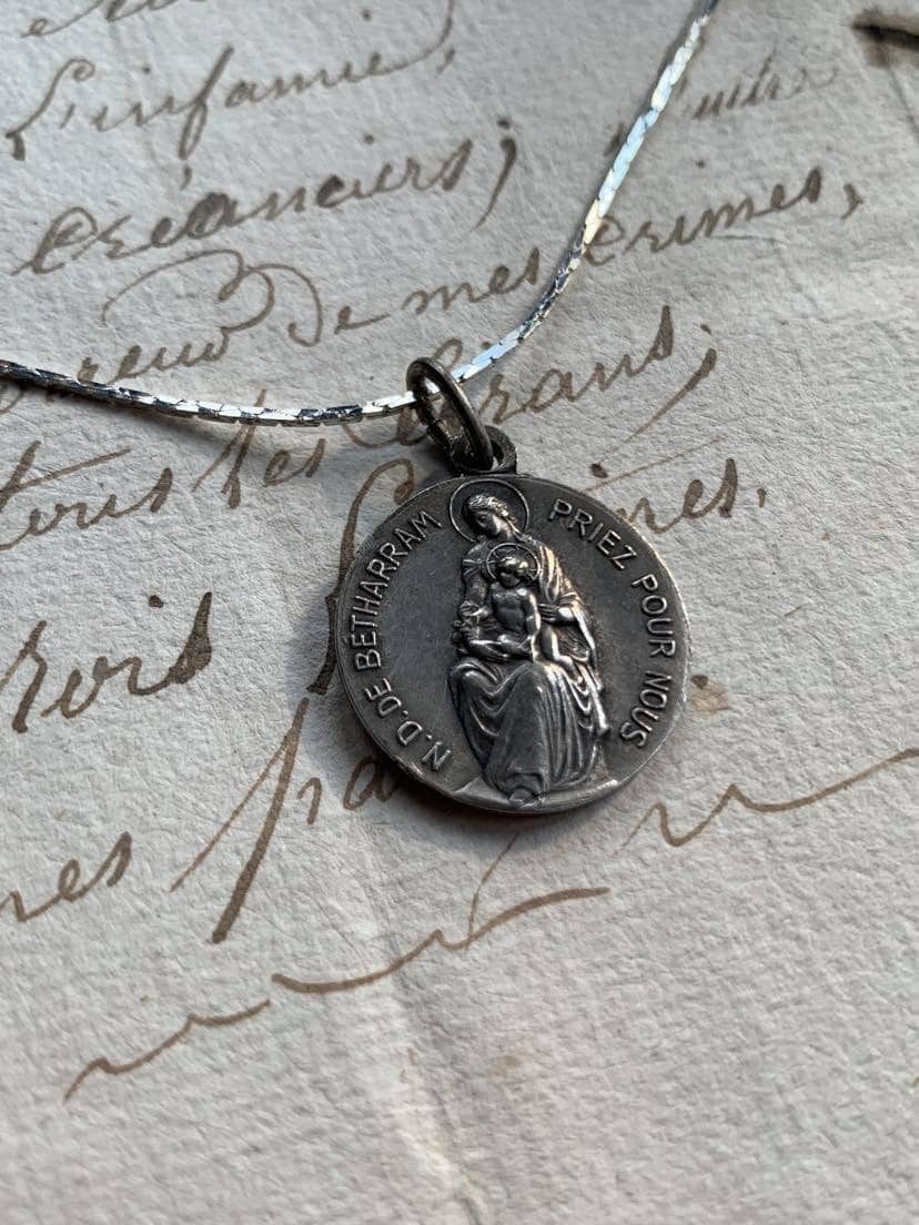 Français Antique Médaille Religieuse Collier Pendentif Notre Dame de Betharram Or Blanc Plaqué Chaîn