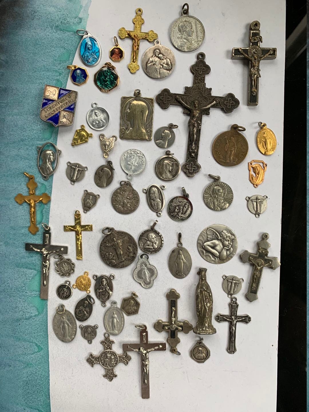Lot 53Pcs Antique Vintage Médaille Émail Religieuse Croix Crucifix Reliquaire Collection A2016