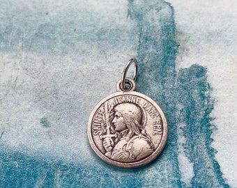 Un français vintage ton argent bronze Jeanne d'arc Médaille blason Lilly fleur broche Epée symbole militaire médaille cheval couronne France