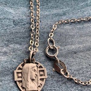 Medalla religiosa art déco francesa antigua de la década de 1910, plata esterlina, collar con colgante de cadena pequeña, relicario de corazón comprometido, médaille relicario