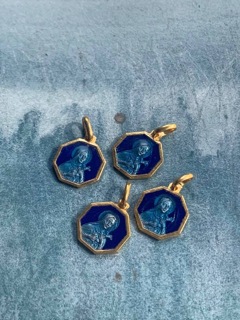 Un Vintage Français Médaille Religieuse Bleu Émail Sainte Thérèse Or Ton Laiton Massif Pendentif Old