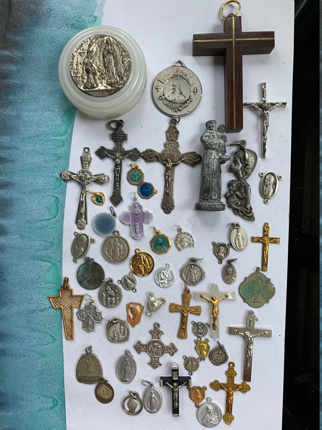 Lot 50Pcs Antique Vintage Médaille Émail Religieuse Croix Crucifix Reliquaire Collection A2022