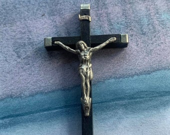 Une croix de bois de rosier vintage français crucifix reliquaire croix collection