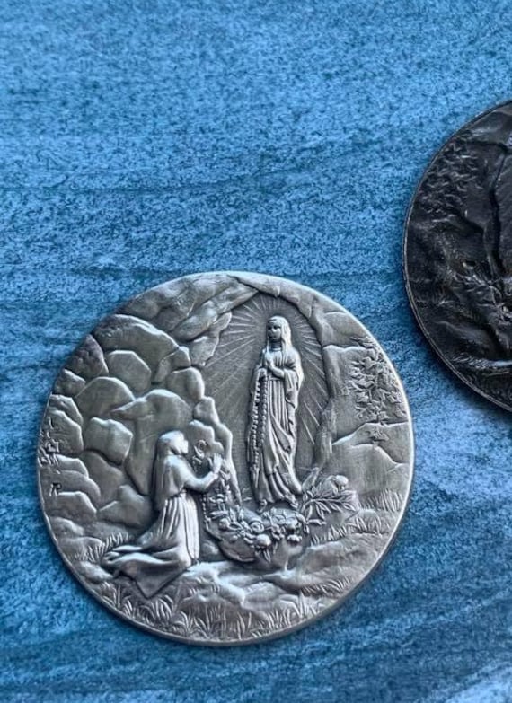 Lot 2Pcs Vintage Français Médaille Religieuse Notre Dame de Loudes en Laiton Massif Vieux Stock Meda