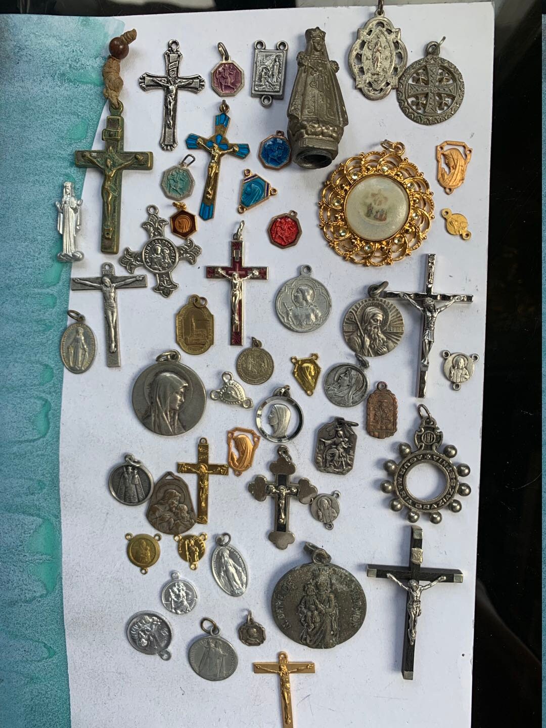 Lot 52Pcs Antique Vintage Médaille Émail Religieuse Croix Crucifix Reliquaire Collection A2021