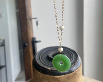 Long necklace with old donut pendant in green jade white cultured white pearl 18k gold plated chain style pocket watch chain Gift fabric bag
