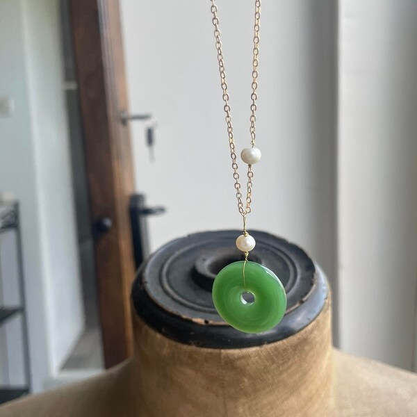 Long necklace with old donut pendant in green jade white cultured white pearl 18k gold plated chain style pocket watch chain Gift fabric bag