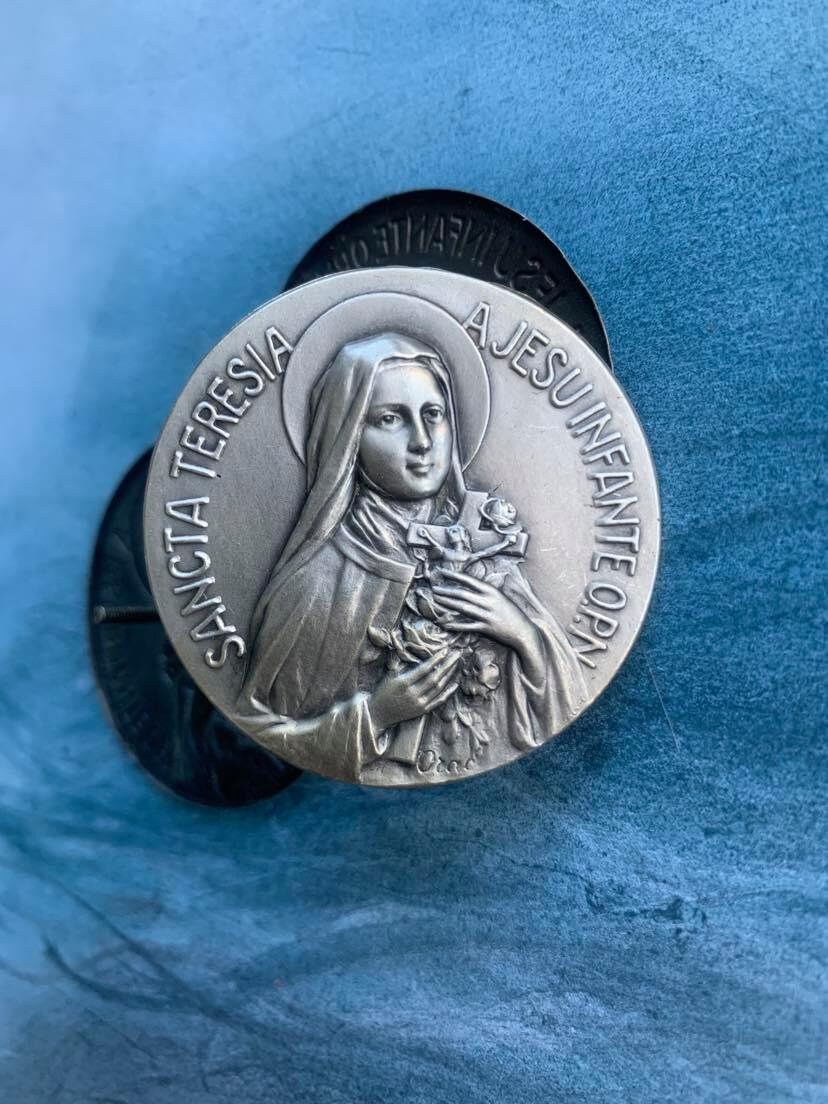 One Large Vintage Français Médaille Religieuse St Theresa d'argent en Laiton Massif Médaille Vieux S