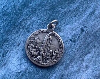 Un Notre-Dame de Fatima vintage français en bronze massif argenté Made in France prière de mouton Christian Notre-Dame de Fatima