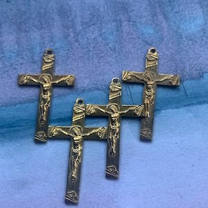 Une croix vintage française en laiton massif crucifix collection croix reliquaire